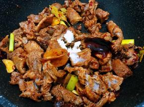 加入蚝油，盐，鸡粉