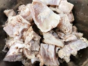 捞出筋头巴脑冲洗干净