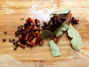 干辣椒干花椒八角桂皮香叶冲洗干净