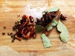 干辣椒干花椒八角桂皮香叶冲洗干净