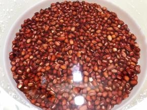 锅里加入红豆和高过红豆一指的水