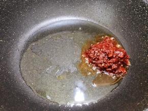 加入郫县豆瓣酱，开小火慢慢炒出红油