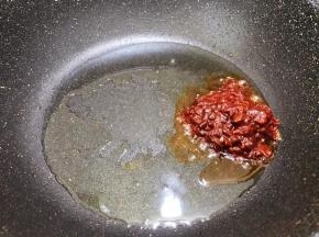 加入郫县豆瓣酱，开小火慢慢炒出红油