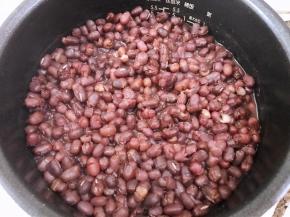 煮好后的红豆出沙即可
稍微放凉后