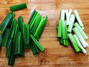 青蒜切段，蒜叶和蒜白分开