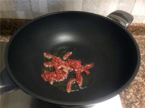 放入牛排快速翻炒至变色。