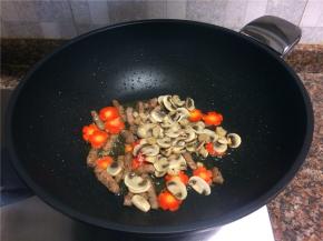 放入蘑菇翻炒20秒。