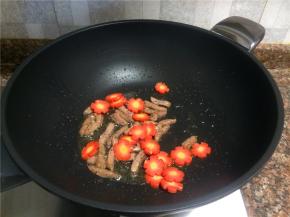 放入胡萝卜翻炒10秒。