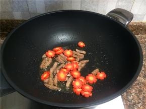 放入胡萝卜翻炒10秒。