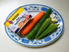 准备好食材，午餐肉，胡萝卜，黄瓜，秋葵，蒜瓣，法式沙拉酱