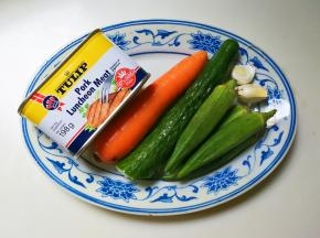 准备好食材，午餐肉，胡萝卜，黄瓜，秋葵，蒜瓣，法式沙拉酱