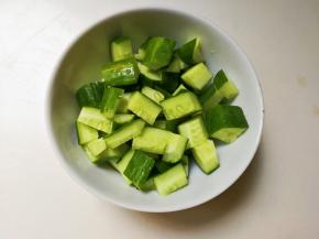 黄瓜切成丁