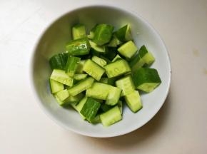 黄瓜切成丁