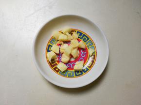 蒜瓣剥去皮切成小丁