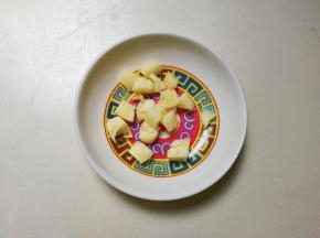 蒜瓣剥去皮切成小丁