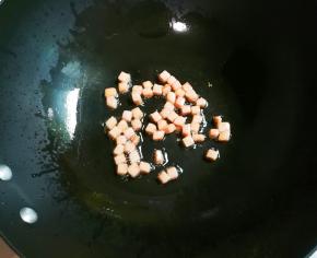 热锅热油放入午餐肉煎黄