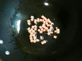 热锅热油放入午餐肉煎黄