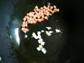 放入蒜煎出香味