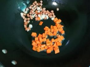 放入胡萝卜翻炒片刻