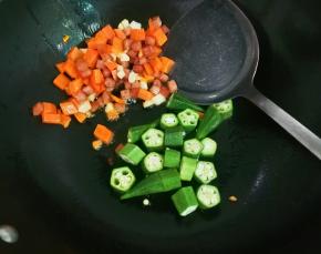 放入秋葵翻炒片刻