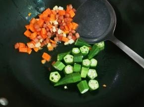 放入秋葵翻炒片刻