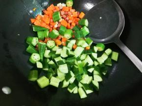 放入黄瓜翻炒