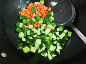 放入黄瓜翻炒