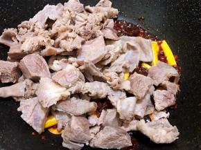 加入筋头巴脑翻炒均匀