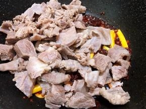 加入筋头巴脑翻炒均匀