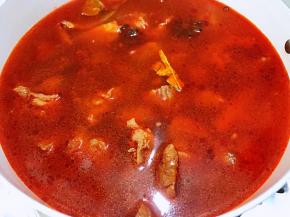 另取一个炖锅倒入筋头巴脑，加入适量的清水（我是用明火慢炖的，所以水要稍微多点，用压力锅的话水量淹过牛肉一点点就可以了）