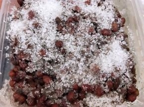 直到盒子装满，上面再铺上一层白糖
等完全凉透后，放入冰箱冷藏糖渍一晚