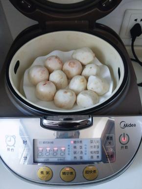 依次去皮的芋头放入盘中，再放入电饭煲，按精华煮模式。（我下面做的米饭）
