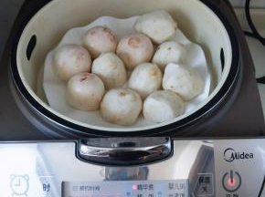 依次去皮的芋头放入盘中，再放入电饭煲，按精华煮模式。（我下面做的米饭）
