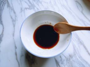 调一碗调料汁，无需过多调味，加入生抽和白砂糖即可。