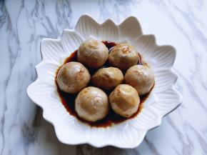 依次做完，再将酱汁导入盘中。