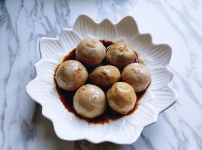 依次做完，再将酱汁导入盘中。