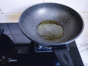 锅中热油，9成热即可关火。