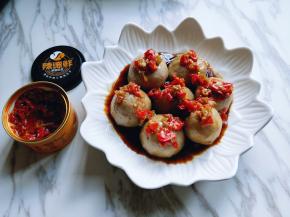 将辣酱盛两勺倒在芋头上面。