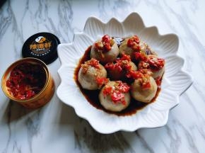 将辣酱盛两勺倒在芋头上面。