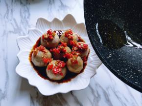 再将热油淋在上面，滋啦滋啦的声音很好听！