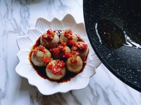 再将热油淋在上面，滋啦滋啦的声音很好听！