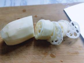 将莲藕去皮，洗干净，切片。