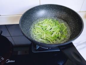 将西芹叶子去掉，切段，焯水。水烧开后将香芹倒入锅中，大火1分钟捞出立即过冷水。