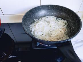 将莲藕片焯水，同样，水开后下藕片，1分钟捞出，过冷水。
