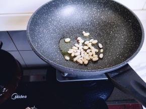 起油锅加入花生米炒熟，盛出备用。