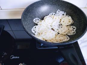 另起油锅，加入姜蒜炒香，再加入藕片翻遍。