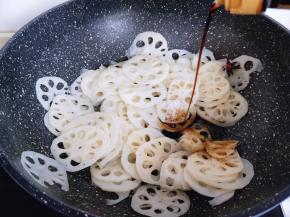 再加入生抽，小火翻遍均匀。