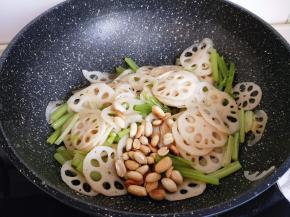 加入炒熟的花生米，翻炒1分钟光头。