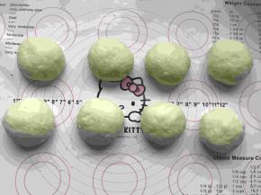 把面团排气平均分成8份