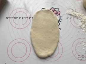 取一个面团擀成椭圆形